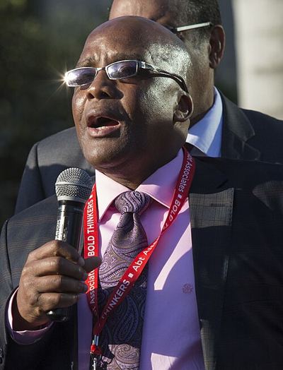Portrait de Aaron Motsoaledi